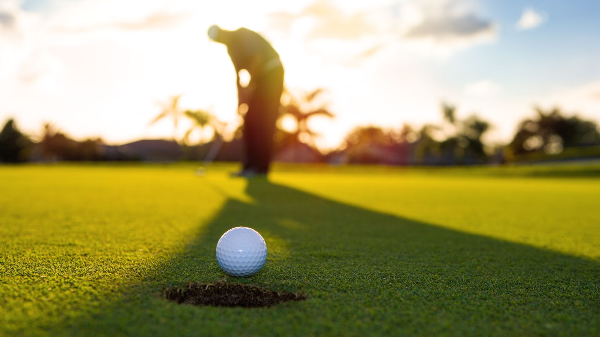 Golfer putting at sunset on a golf course in Esplanade, reflecting the community’s lifestyle and setting for the market update.